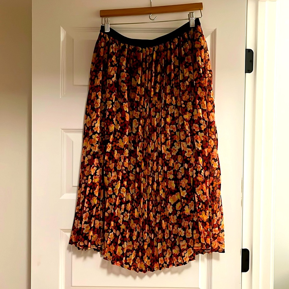 Like new! Sanctuary pleated floral skirt Size L - pull on style